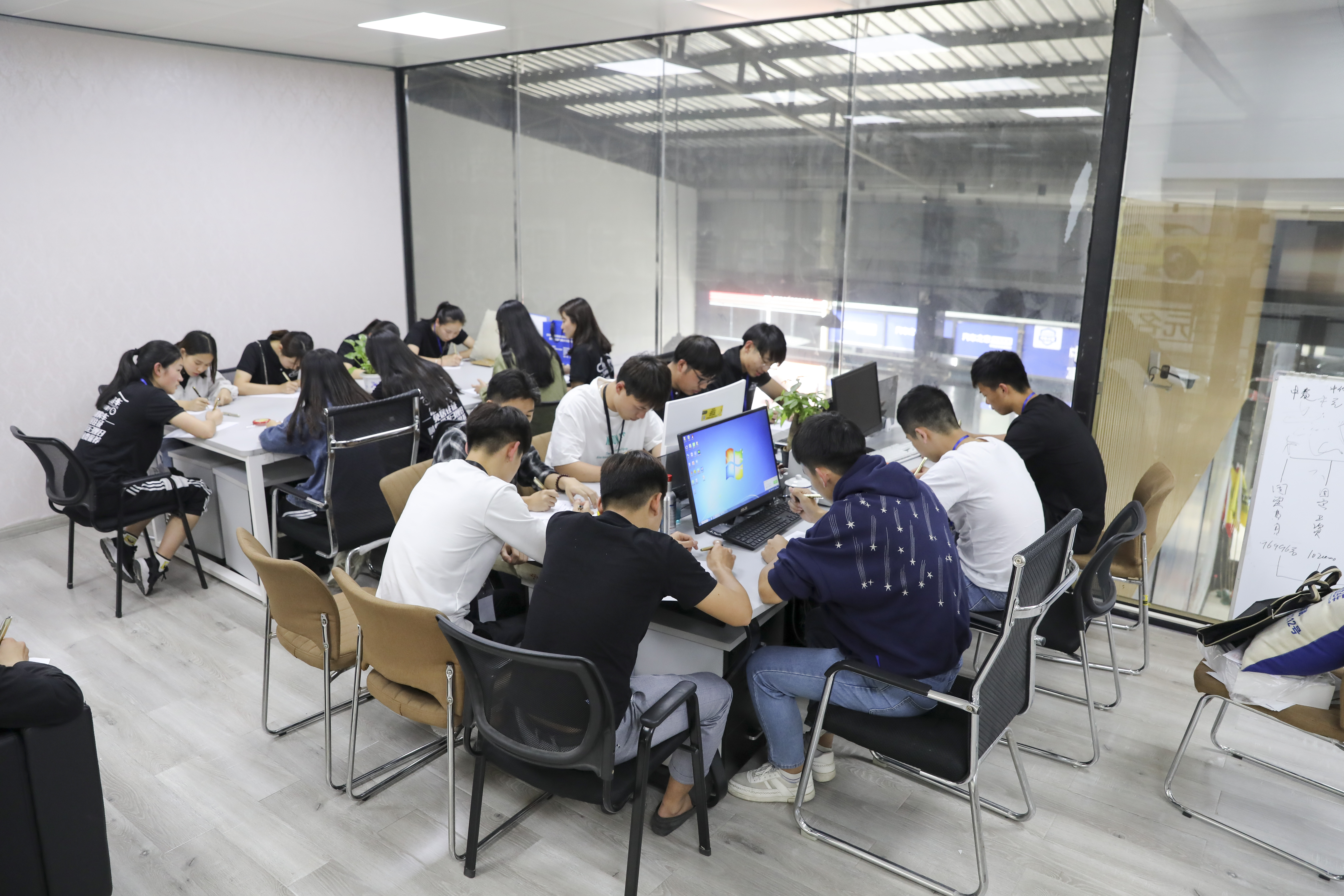 C12A0411.jpg C12A0411.jpg